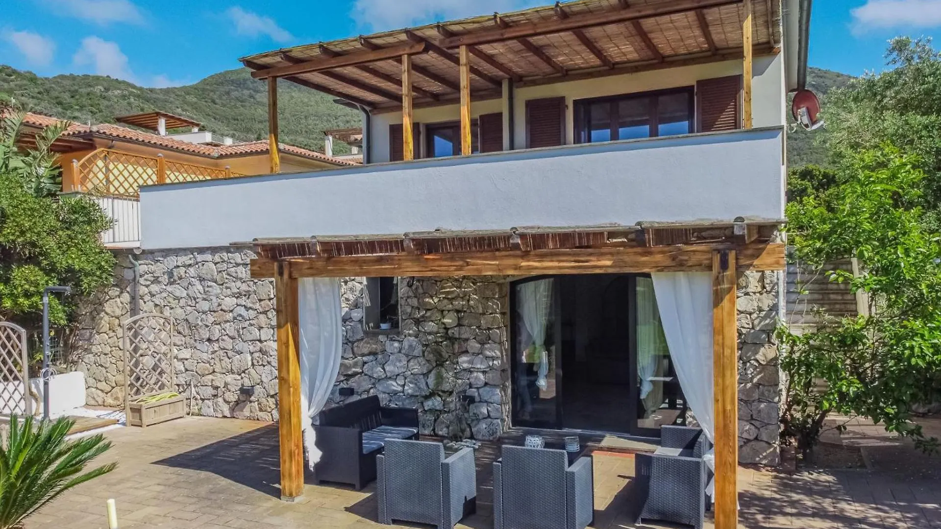 Villa Acquasalata Nisporto Italien